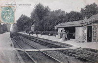 L'abri des voyageurs/sur le quai de la gare (vers Paris)