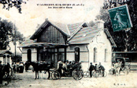 Calèches attendant l'arrivée du train
