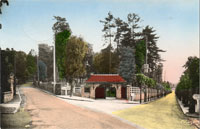 L'entrée de l'Hostellerie de la Nourrée,/(angle avenue Clemenceau-rue Gallieni)