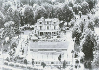 Vue aérienne de l'hostellerie de la Nourrée/et de sa piscine