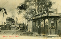 Le passage à niveau entre/la gare (ancienne) et les kiosques