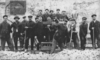 Pause, autour d'une caisse de vin, d'ouvriers cheminots
