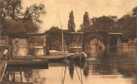 Barques amarrées près du pont