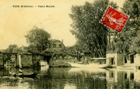 Bateau de plaisance à vapeur/amarré près du pont