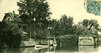 Bateau amarré devant la villa "Le vieux moulin",/proche du pont