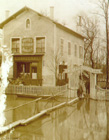L'hôtel-restaurant "Les Bigochets"/pendant la crue de 1910