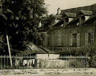 Le restaurant 'Au Cygne de Villennes'/en face du sophora