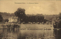 La terrasse du restaurant Jallabert et ses parasols,/vus de la Seine