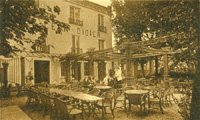 La façade du restaurant Léon Didier/(Les Peupliers) et sa terrasse