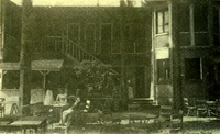 La terrasse, sous les arbres, du restaurant Perche