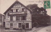 Deux cyclistes font une halte devant/l'hôtel-restaurant du Sophora