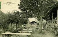 La terrasse du restaurant "Les Tilleuls",/en bord de Seine