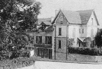 La villa et le restaurant "Au cygne", /au début de la rue du Port