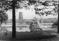 La rive de Triel et sa tour, vues du jardin/de la villa "Castel Joyeux", dans l'île, avenue Briens