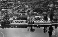Vue aérienne du restaurant "La Pergola" et du/restaurant des Peupliers, au bord de la Seine