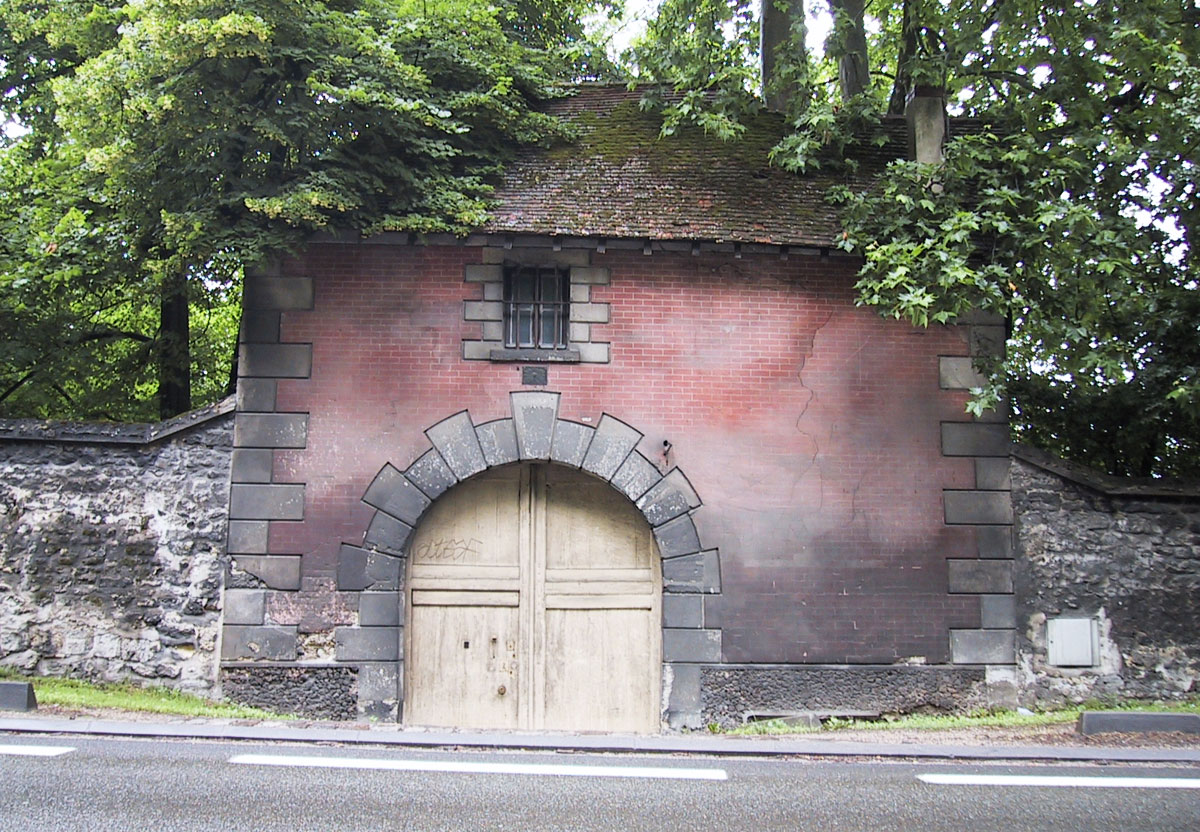 Porte jaune, vue extérieure