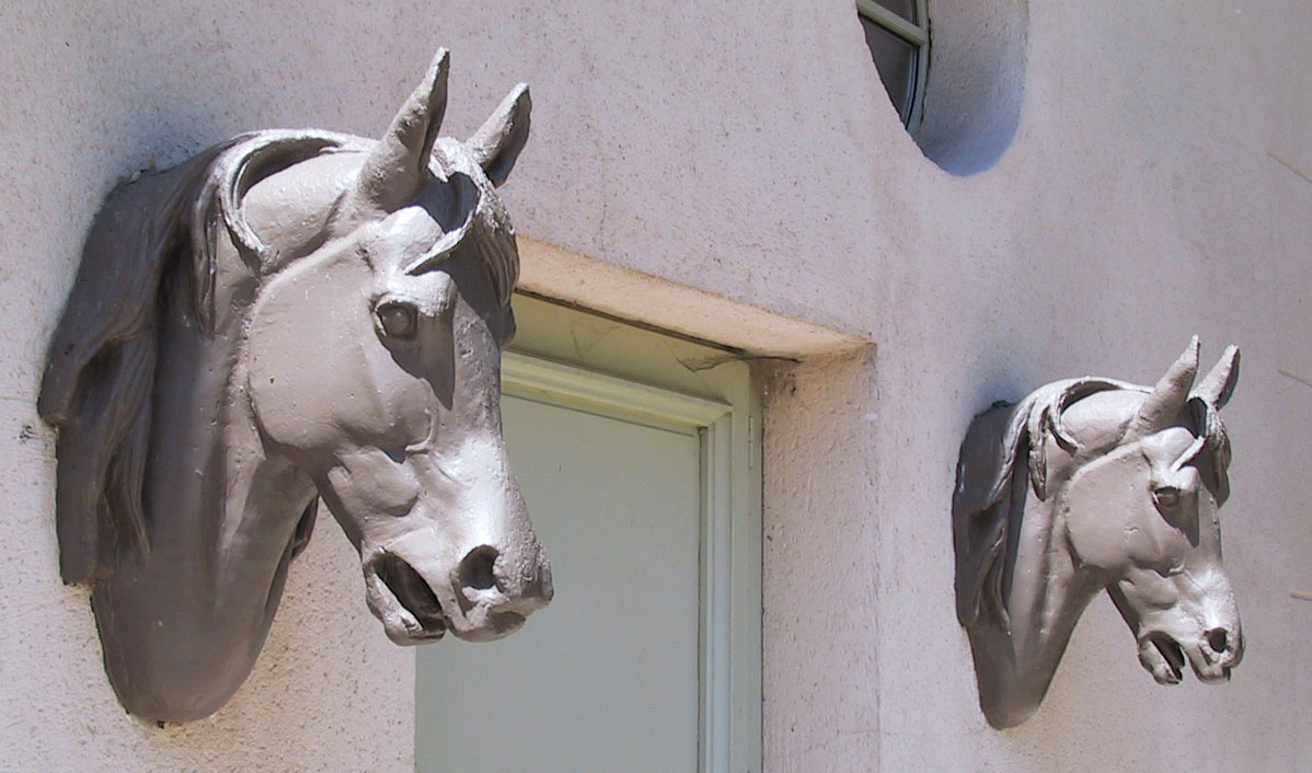 Détail architectural : têtes de chevaux