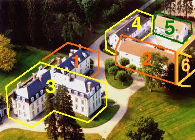 Vue aérienne légendée des bâtiments du château d'Acqueville