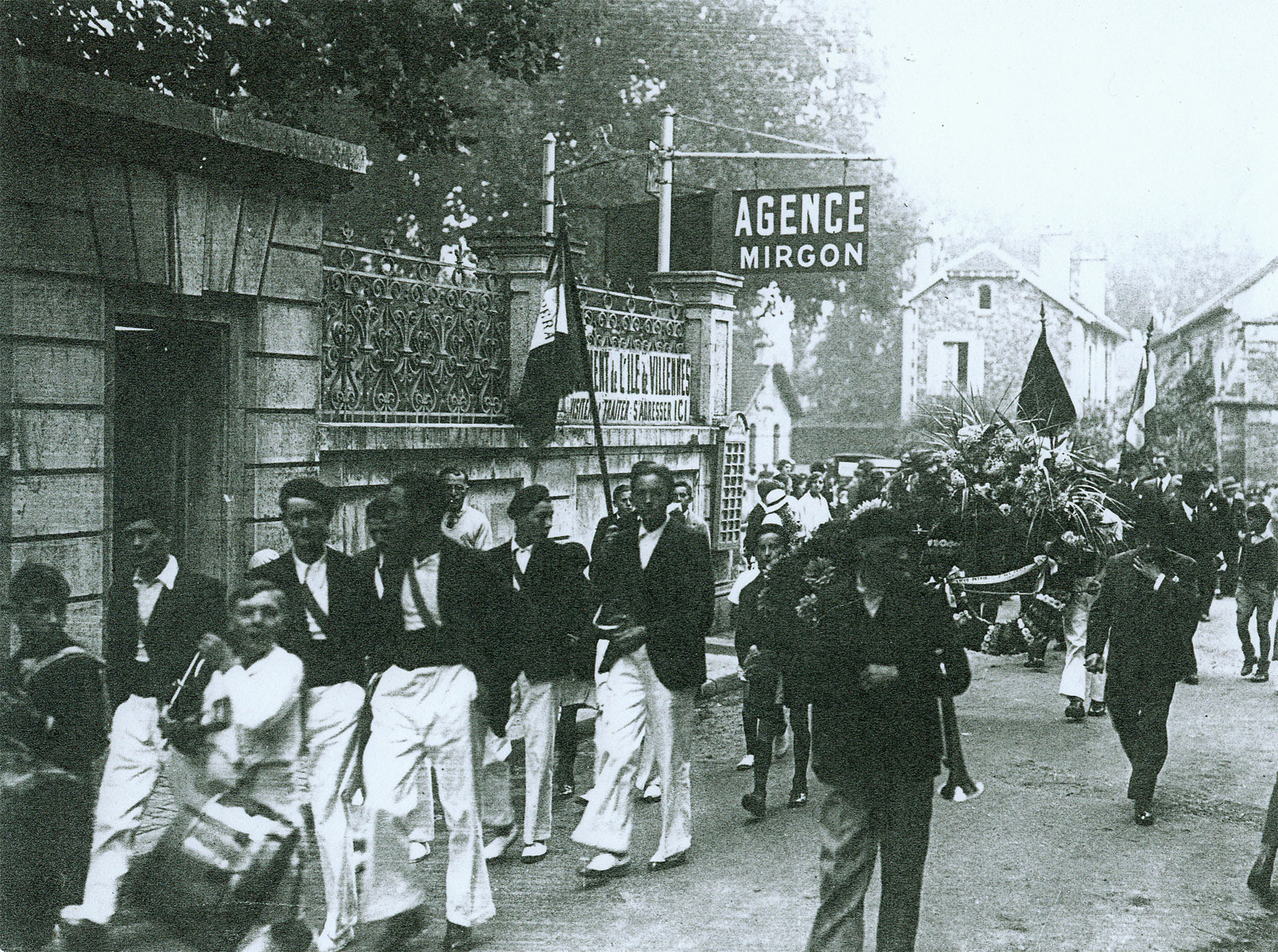 La fanfare défilant devant l'agence Mirgon.