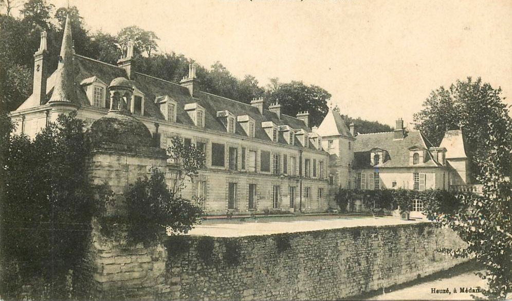 Cour du château de Médan