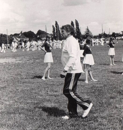 M. Legendre avec la jeune gymnaste Marie-Christine.