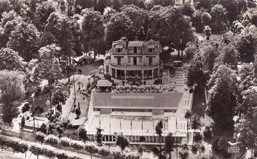 Vue aérienne de la piscine du Country-Club.
