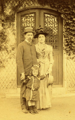 Fernand Bertera, son épouse et leur fille Elisabeth, devant la porte de la maison de Fauveau.