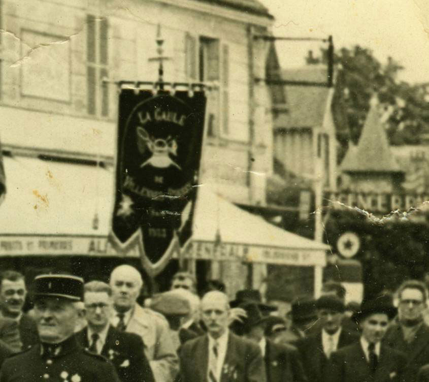Défilé de l'association de pêche La Gaule en 1951.