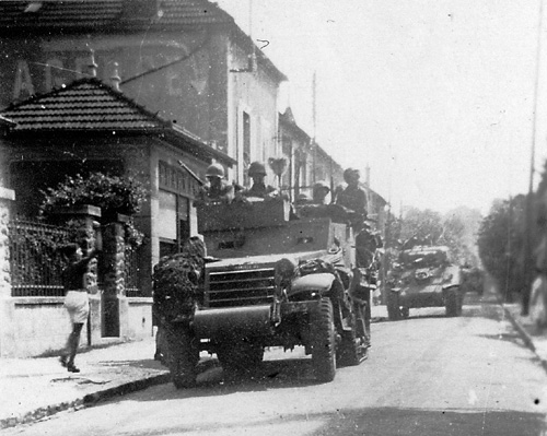 Véhicule de l'armée américaine traversant Villennes.
