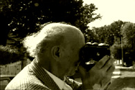 Collatino Belluzzi avec sa caméra Pathé 9,5 mm.