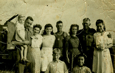 Soldats américains et Villennois posant pour une photo.