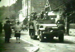 Chenillette américaine dans les rues de Villennes.