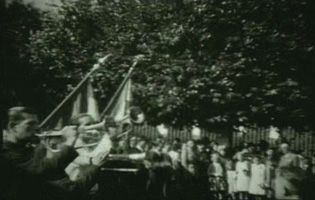 Cérémonie de la Libération avec des clairons.