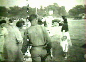 Militaires américains avec la population de Villennes.