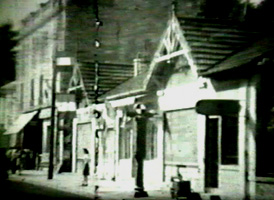 Maison pavoisée de drapeaux.