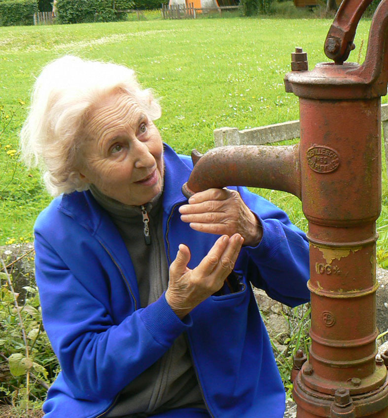 Borne-fontaine de Physiopolis avec Eliane, une ancienne résidente