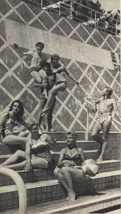 Vedettes à la piscine de l'Eden Roc en 1959.