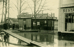 Kiosque et restaurant du Sophora inondés.
