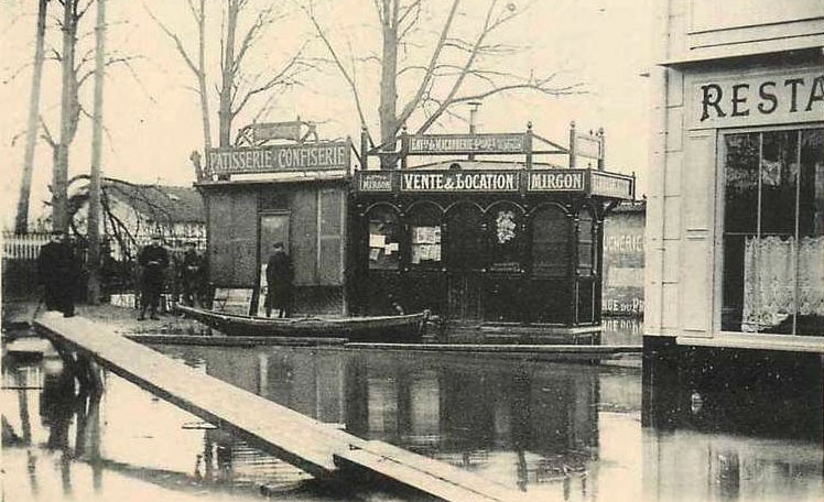 Les kiosques pendant l'inondation de 1910