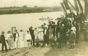 Famille sur la plage de l'île en 1922.