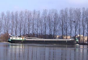 Péniche moderne avec une voiture à bord.