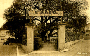 Entrée du Sophora en 1934 avec panneau 'Thés dansants'