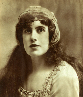 Portrait de la cantatrice Andrée Vally.