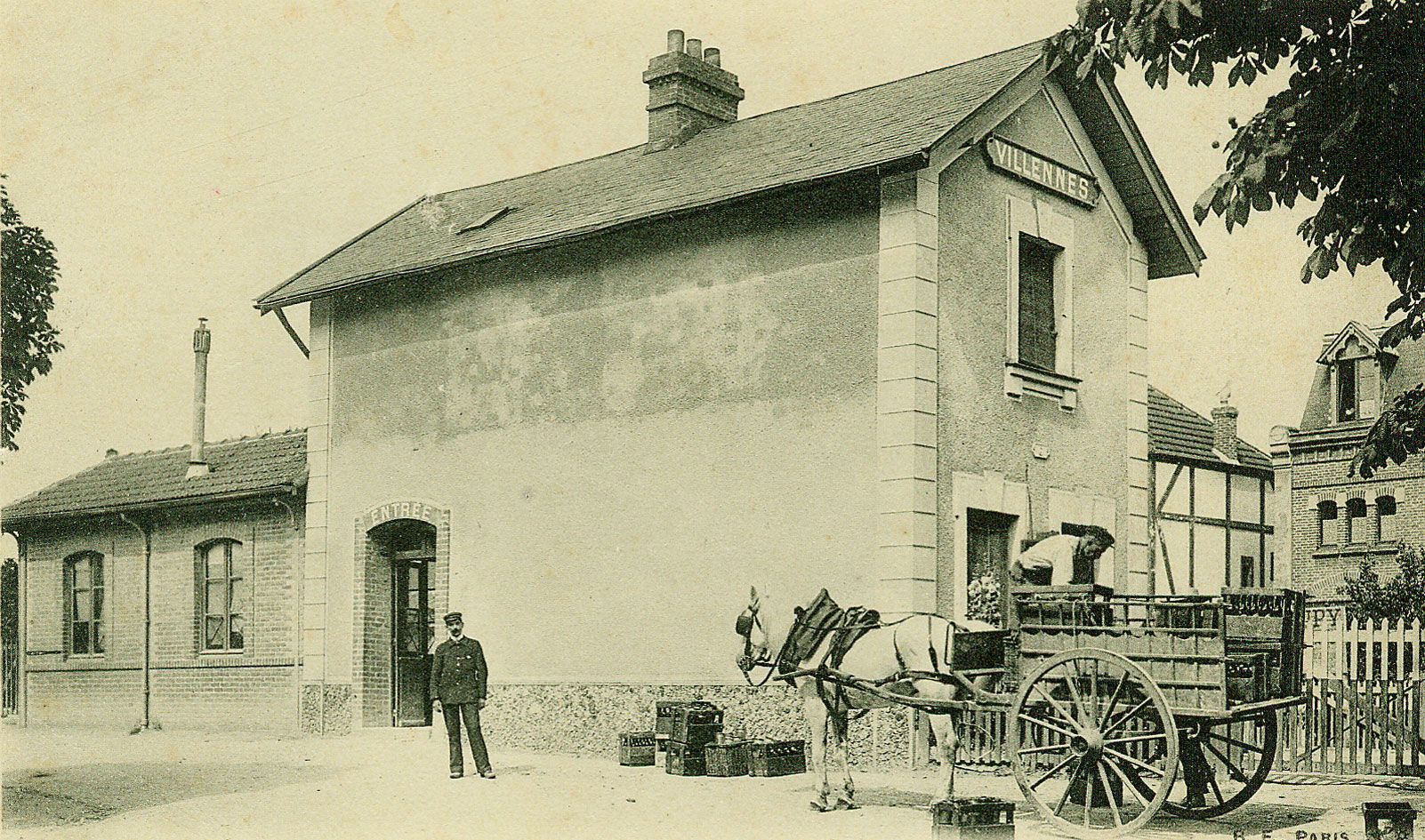 L'ancienne gare et une cariole.