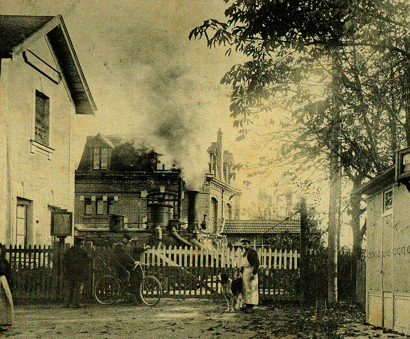 Le passage à niveau et l'ancienne gare vers 1905.