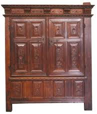 Une armoire ancienne