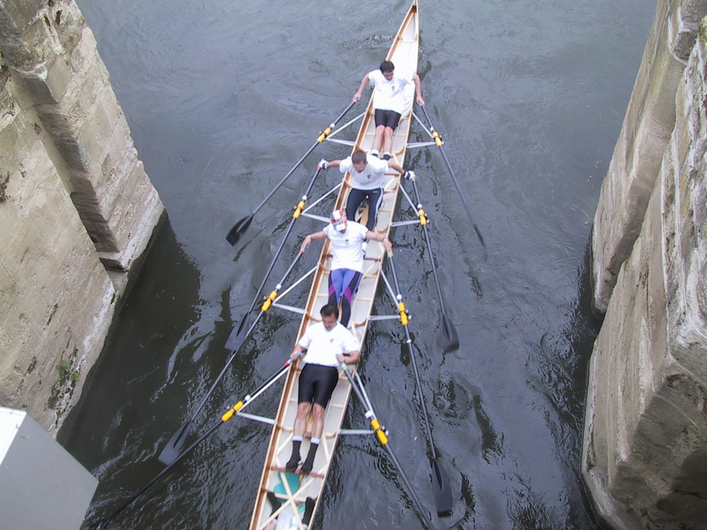 Rameurs sur la Seine, vus du pont.
