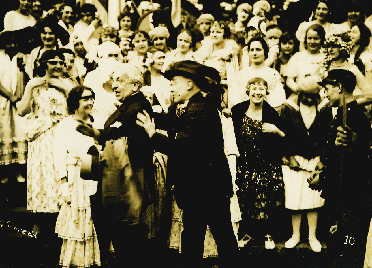 Participants à un bal costumé