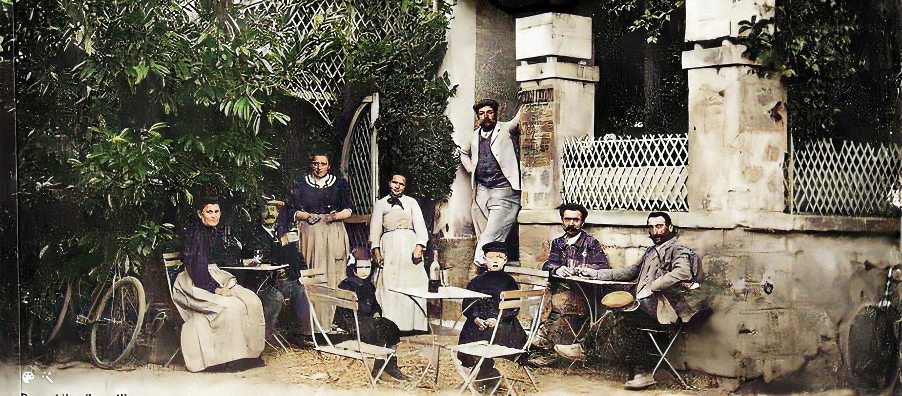 Bandeau décoratif sur les restaurants de l'intérieur du village
