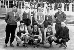 L'équipe de basket de Villennes en 1956.